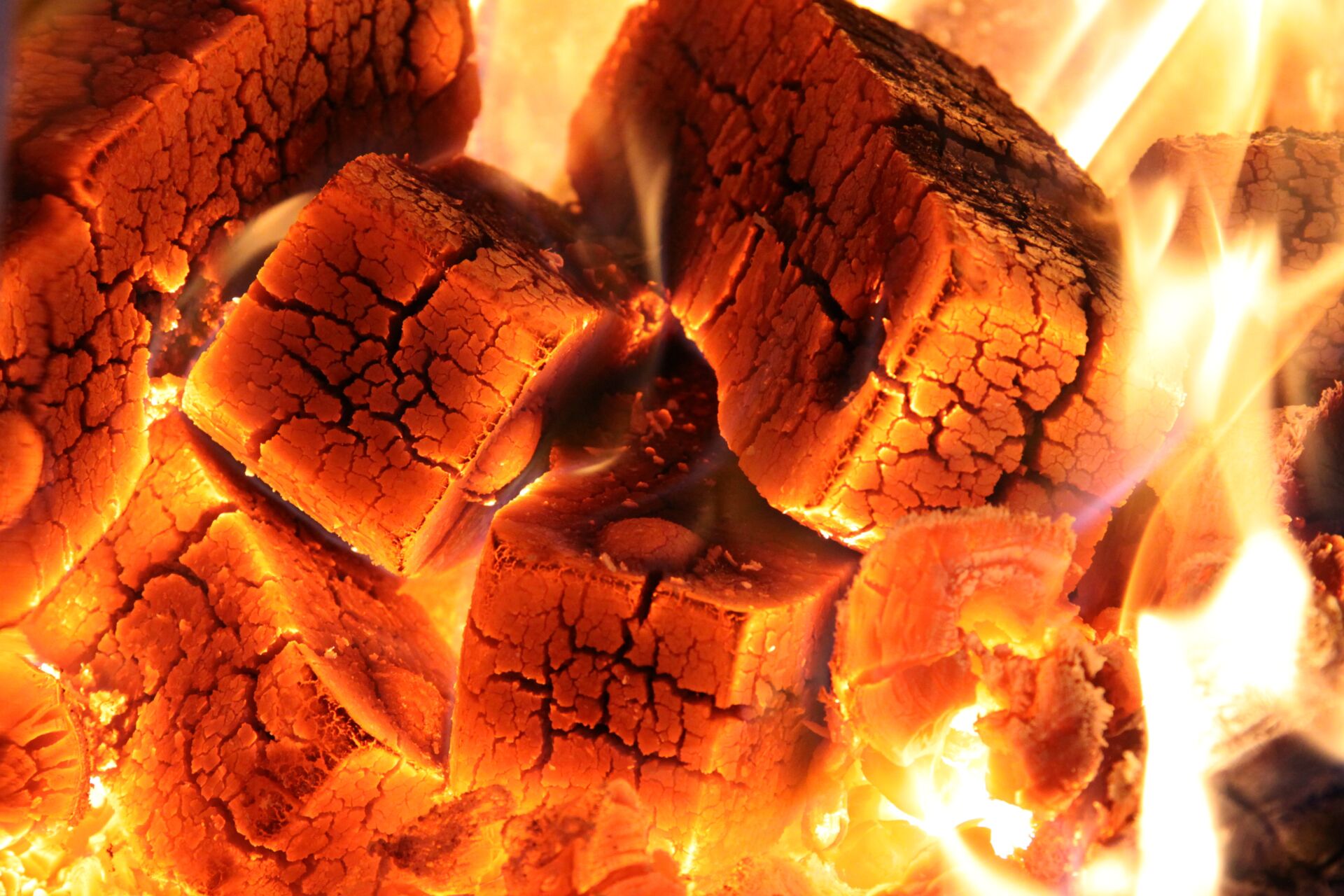 Glut von Holzbriketts oder Kohle, geeignet für Kaminöfen und Grills, erhältlich im Naturstein- & Brennstoffhandel.