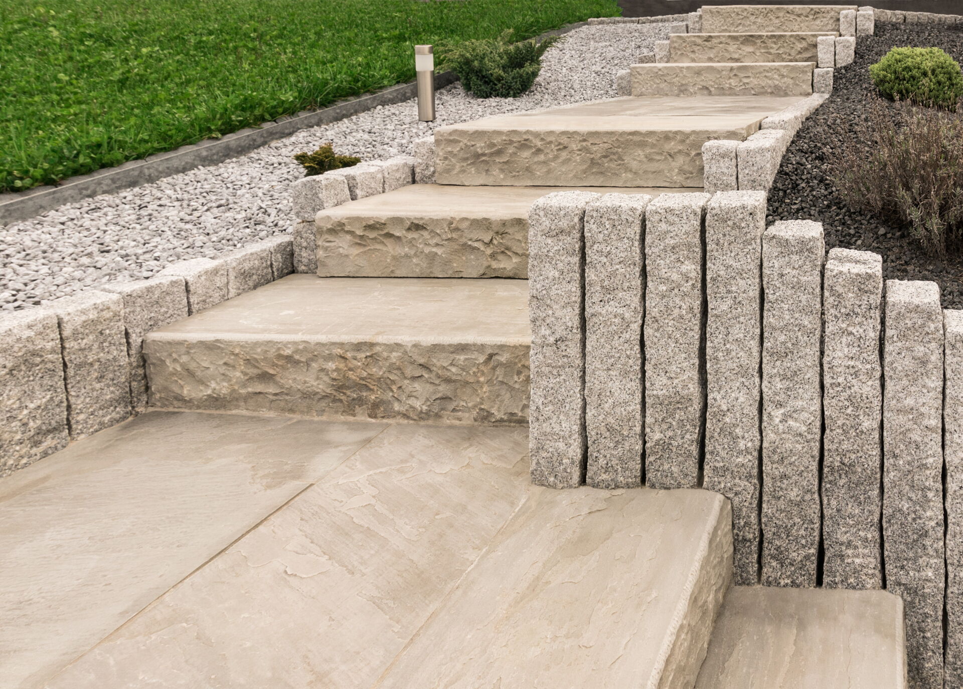 Treppe mit Palisaden und Bordsteinen